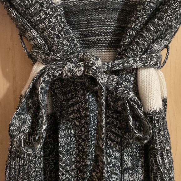 🤍 Striped Cardigan - Picture 2 of 3